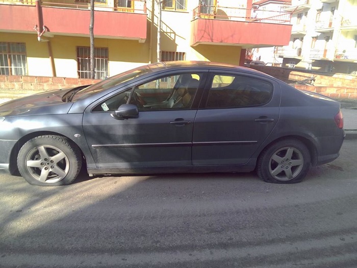 Aracın Lastiklerini Kestiler