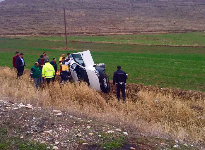 Otomobil Tarlaya Uçtu:4 Yaralı