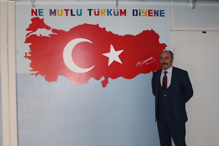 Resimlerle Öğrencilere Vatan Sevgisini Aşılıyor