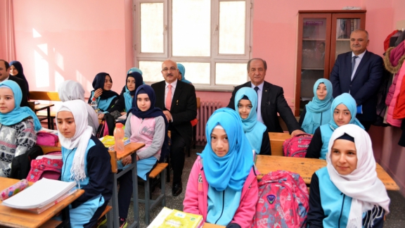 Vali Kara, Alaca’da eğitim kurumlarını gezdi