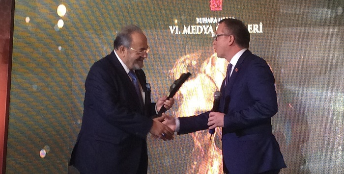 Uslu’ya Yılın siyasetçisi ödülü