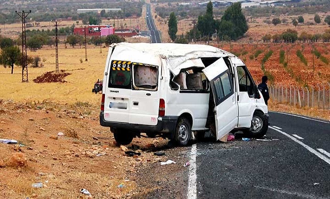 Otomobil İle Servis Aracı Çarpıştı