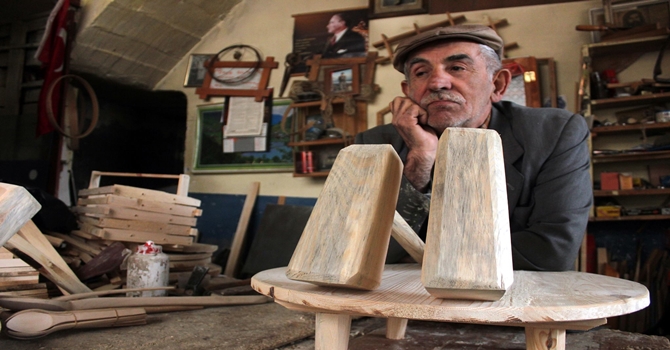 Bulgur Köftesinin Tokmağını Yapıyor