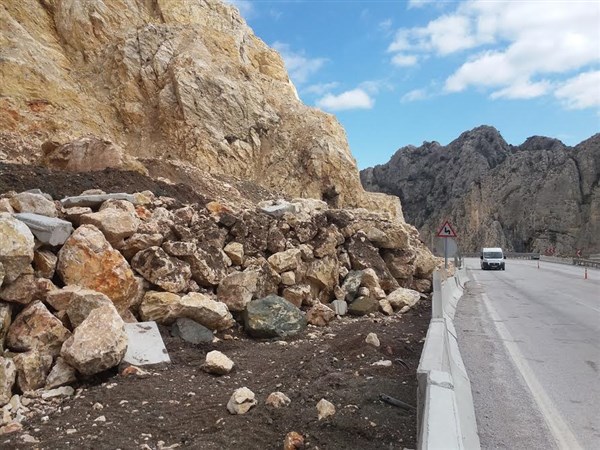 Kırkdilim Geçidi’nde Büyük Heyelan