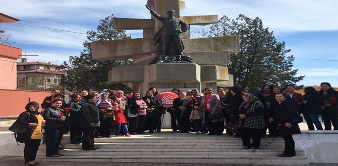 CHP’den Kadınlara Karanfil