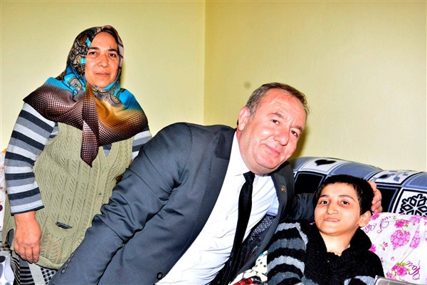 Başkan Şahiner Engelli Genci Sevindirdi