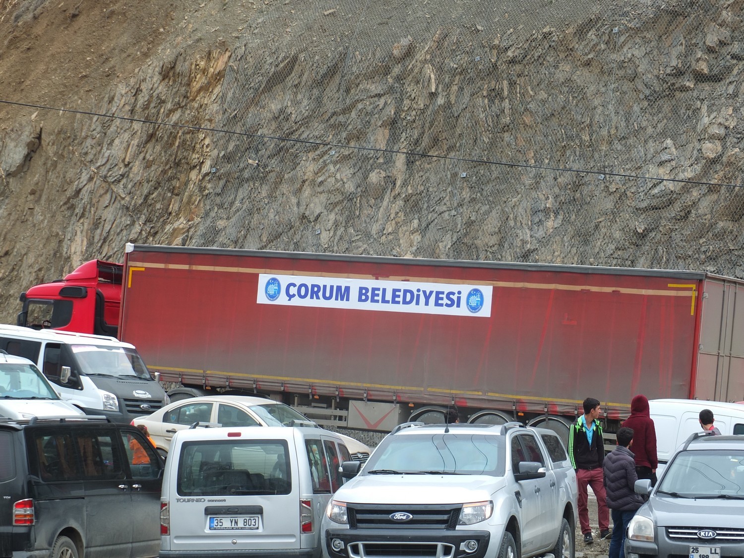 Çorum Belediyesinden Hakkari’ye 2 Tır Yardım