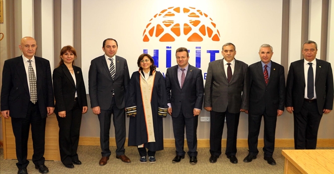 Üniversite Personeli Cübbe Giydi