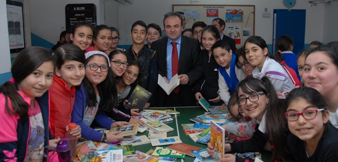 Candan, Kitap Sevgisini Anlattı