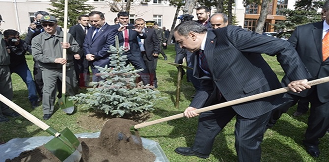 Eroğlu, valilik bahçesine hatıra ağacı dikti
