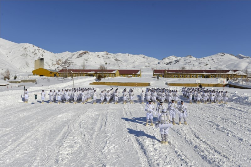 Eksi 20 derecede komandoların nefes kesen eğitimi