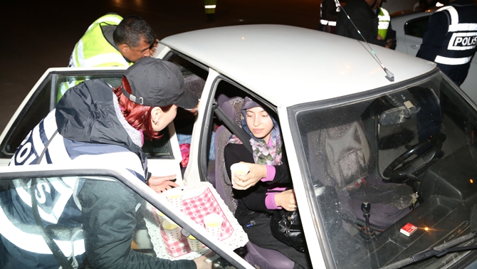 Polisten Sürücü ve Yolculara Kandil Simidi