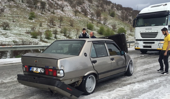 Şiddetli Dolu Yağışı Zincirleme Kazaya Neden Oldu