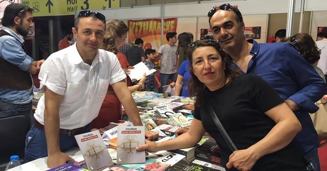 Öztürk, İmza Gününde Okurlarıyla Buluştu