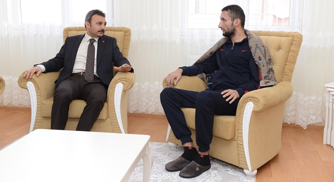 Başkan Külcü Yaralı Uzman Çavuşu Ziyaret Etti