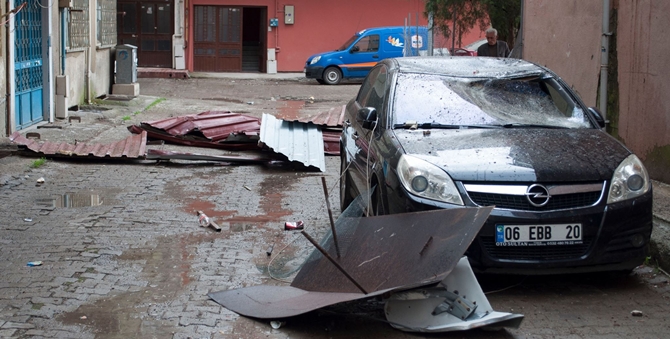 Aşırı Rüzgar Çatı Uçurdu