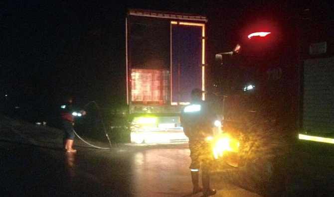 Boya Yüklü Tır Yandı