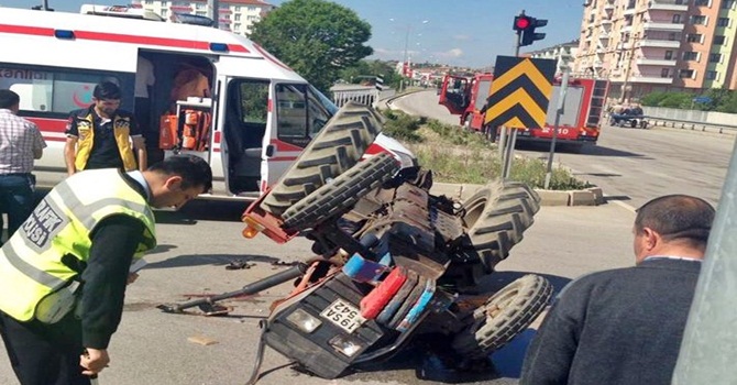 Otomobil Traktörle Çarpıştı: 1 Yaralı