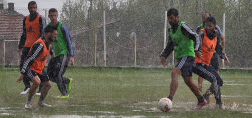 Yağmur Çamur Demeden Çalışıyorlar