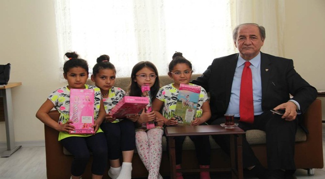 Vali Kara, 23 Nisan’da Çocukları Sevindirdi