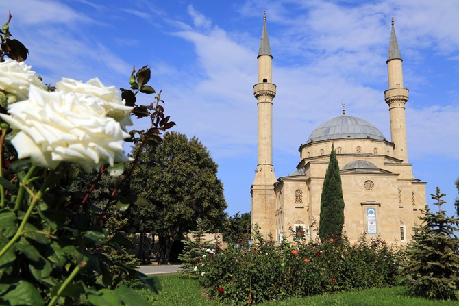Bakü Şehitlik Camii Yeniden İbadete Açıldı