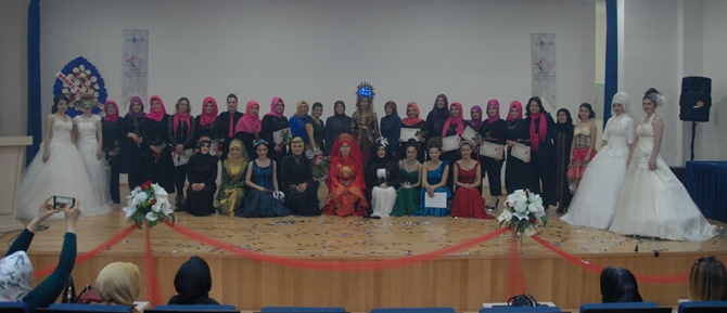 Kursiyerler Sahnede Saç Tasarladı