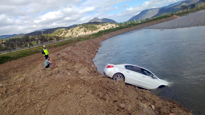 Otomobil Kızılırmak Nehrine Uçtu