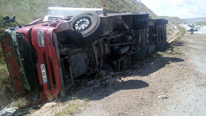 Dondurma Yüklü Tır Devrildi:1 Yaralı