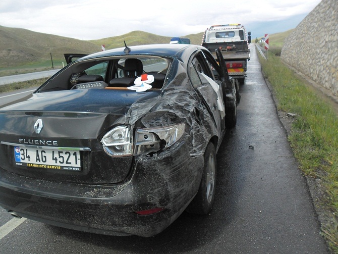 Otomobil Beton Bariyerlere Çarptı: 5 Yaralı