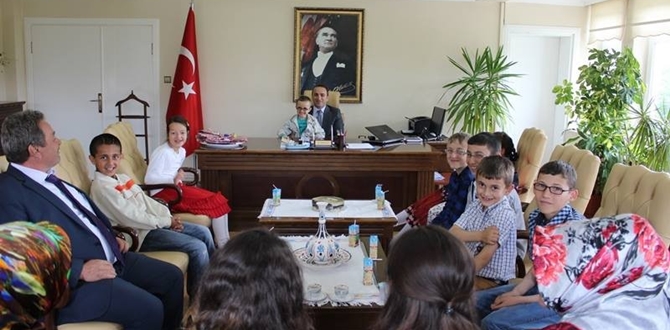 Minik Öğrencilerden Kaymakama Ziyaret