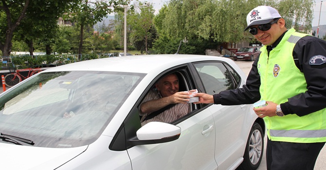 Trafik Polisinde Ceza Yerine Leblebi