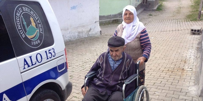 Gideceği Yere El Arabası İle Gidiyordu