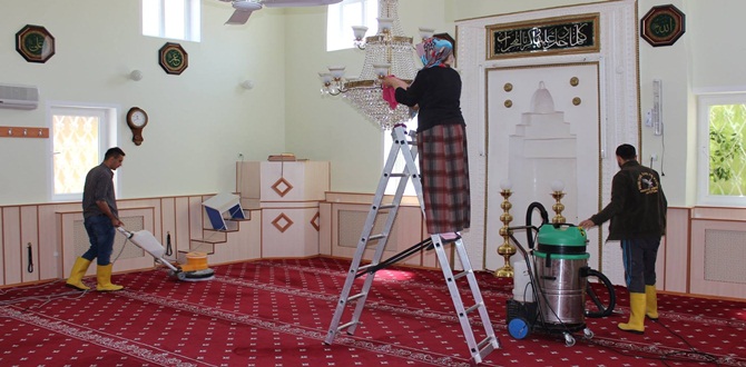 Belediye Cami ve Mescitleri Temizliyor