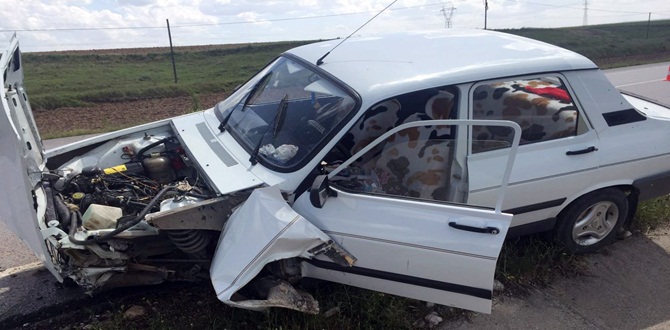 Otomobil Bariyerlere Çarptı: 2 Yaralı