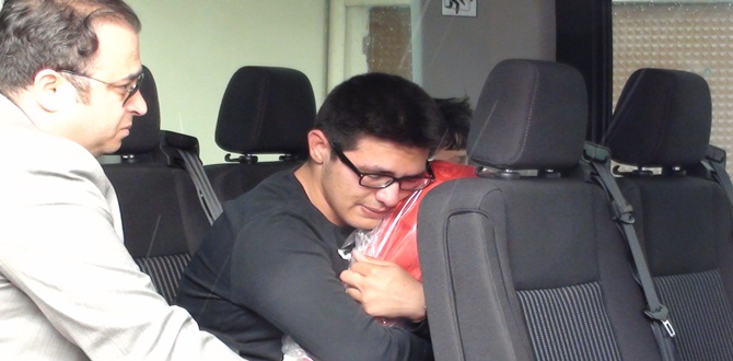 Şehidin Oğlu Türk Bayrağına Sarılarak Gözyaşı Döktü