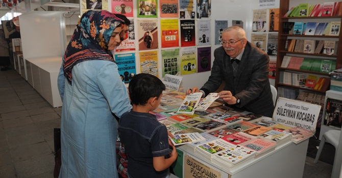 Tarihçi-Yazar Kocabaş, Kitaplarını İmzalayacak