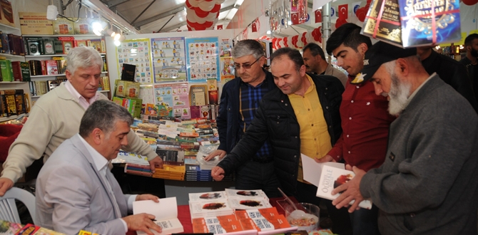 Murat Başaran Kitaplarını İmzaladı