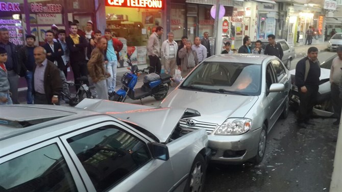 Çorum’da 4 Araç Birbirine Girdi: 3 Yaralı