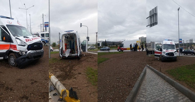 Ambulansla Otomobil Çarpıştı: 3 Yaralı