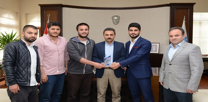 Gençler Ödülü Başkan Külcü’ye Hediye Ettiler