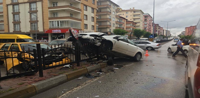 Otomobil Demir Korkuluklara Çıktı