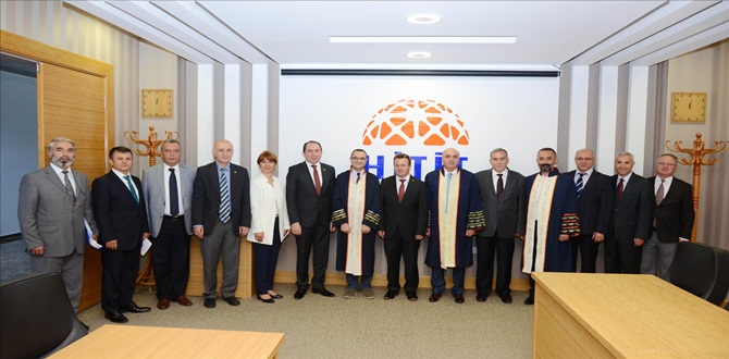 Akademik Personel Cübbelerini Giydi