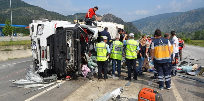 Saman Yüklü Tır Devrildi: 2 Ölü