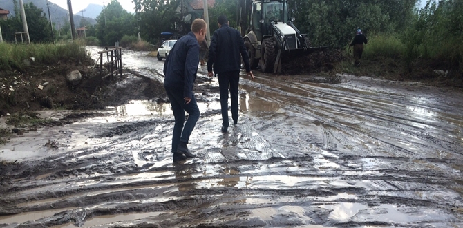 Yağmur Yağdı, Dereler Taştı