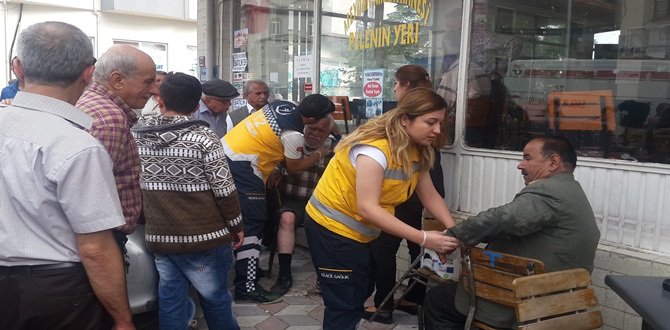 Otomobil Kahvehaneye Daldı