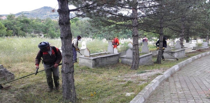 Mezarlıklar Bayrama Hazır