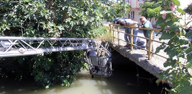 Sulama Kanalına Düşen Köpeği İtfaiye Kurtardı