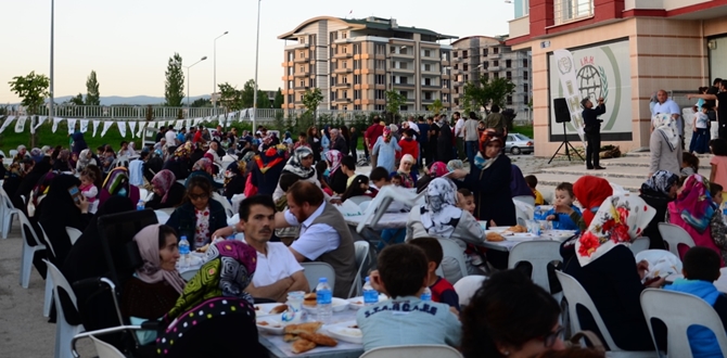 Yetimler Gününde Yetimler İçin İftar