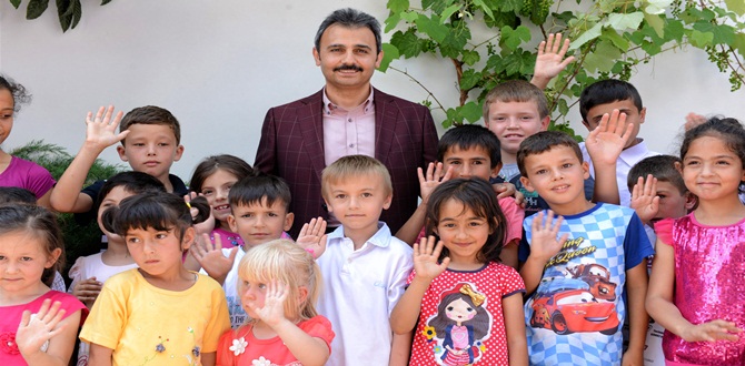 Belediye, 2571 Çocuğu Giydirdi