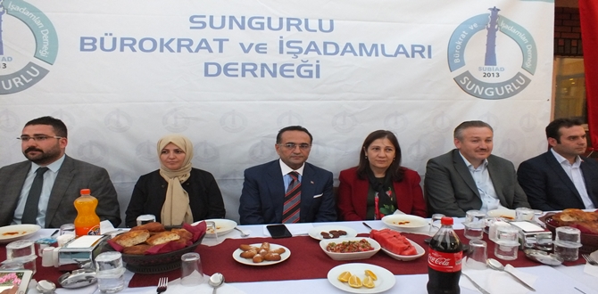Siyasetçiler ve İşadamları İftarda Buluştu